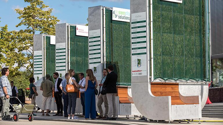Clevere Erfindung für saubere Luft: Auf dem Gelände der Landesgartenschau am Hubland in Würzburg werden dem Gründerlabor am Hublandplatz vier Module des „CityTree“ vorgestellt. Die mit Moos bepflanzte Wand filtert Schadstoffe, wie Feinstaub und Stickoxide, aus der Luft. Laut Unternehmensangaben schluckt eine grüne Wand so viel Schadstoff wie 275 Bäume. Clevere Erfindung für saubere Luft: Auf dem Gelände der Landesgartenschau am Hubland in Würzburg werden dem Gründerlabor am Hublandplatz vier Module des „CityTree“ vorgestellt. Die mit Moos bepflanzte Wand filtert Schadstoffe, wie Feinstaub und Stickoxide, aus der Luft. Laut Unternehmensangaben schluckt eine grüne Wand so viel Schadstoff wie 275 Bäume.