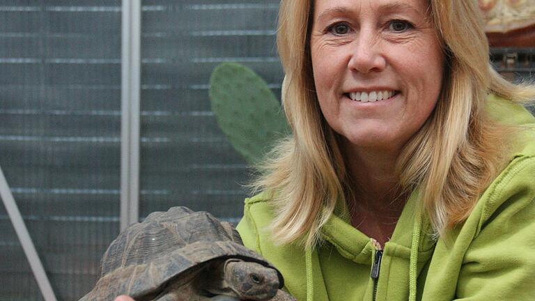 Das Archivbild von 2019 zeigt Sandra Malguth, mit Batzi, einer maurischen Landschildkröte.