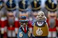 Honecker und Kohl als Räucherfiguren       -  Die Seiffener Volkskunst hofft mit Räucherfiguren von Erich Honecker und Helmut Kohl auf gute Geschäfte.