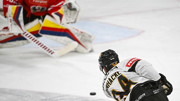 Deutschland - Österreich       -  Tom Kühnhackl machte nach rund zweieinhalbjähriger Nationalmannschafts-Abstinenz beim Bundestrainer Eindruck.