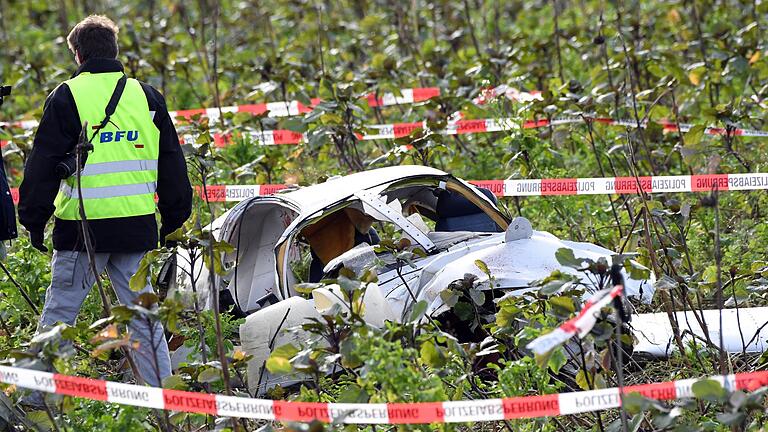 Flugunfälle in Deutschland - Bei Flugzeugabstürzen in Deutschland rücken Experten Bundesstelle für Flugunfall-Untersuchung (BFU) aus. (Archivbild) Flugunfälle in Deutschland - Bei Flugzeugabstürzen in Deutschland rücken Experten Bundesstelle für Flugunfall-Untersuchung (BFU) aus. (Archivbild)