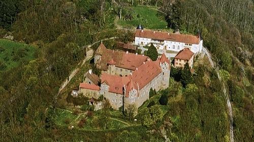 Schloss Frankenberg bei Bullenheim ist verkauft. Der neue Besitzer Roland Belz, will das geschichtsträchtige Bauwerk zu einem Luxushotel umfunktionieren. Außerdem sollen von dem Schloss aus Landpartien mit so genannten Aaglander-Kutschen unternommen werden.