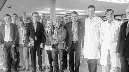 Die Wirtschaftsjunioren im Transplantationszentrum Würzburg mit dem Vorsitzenden Steffen Vogel und einem Teil des Professorenteams des Transplantationszentrums der Uniklinik Würzburg; unter anderem Prof. Dr. Ingo Klein (links), Prof. Dr. Andreas Geier (3. von rechts) und dem ärztlichen Direktor des Universitätsklinikums Prof. Dr. Christoph Reiners (am Bildrand rechts).