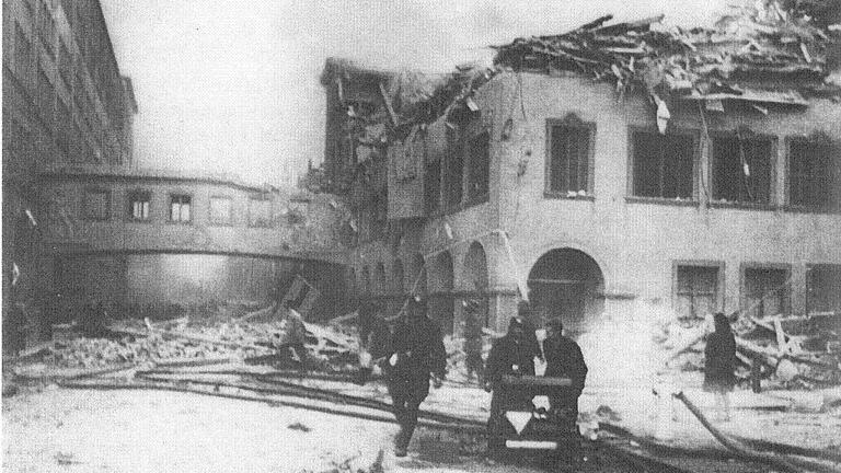 Die Vereinigten Kugellagerfabriken nach dem Angriff am 14. Oktober 1943. Das Bild zeigt das Werk I in der Schrammstraße. Die Vereinigten Kugellagerfabriken nach dem Angriff am 14. Oktober 1943. Das Bild zeigt das Werk I in der Schrammstraße.