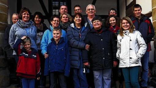 Besuch aus Australien (von links) Heinz Lang, Manuela Neugebauer, Christine Wanzura, Sabine Hergenhan, Susanne Brand, dahinter ihr Bruder Fredi Breunig, Maria Beswick, hinter ihr Johannes Neugebauer, Marias Mann Ray Beswick, Elisabeth Lang, Martina Rost, davor ihre Tochter Antonia, Viola und Simon Breunig, (vorne links) Fabian und Elias Neugebauer.