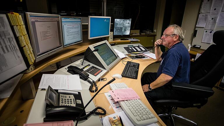 In der Nacht hält Peter Schmitt in der Wachzentrale die Stellung.