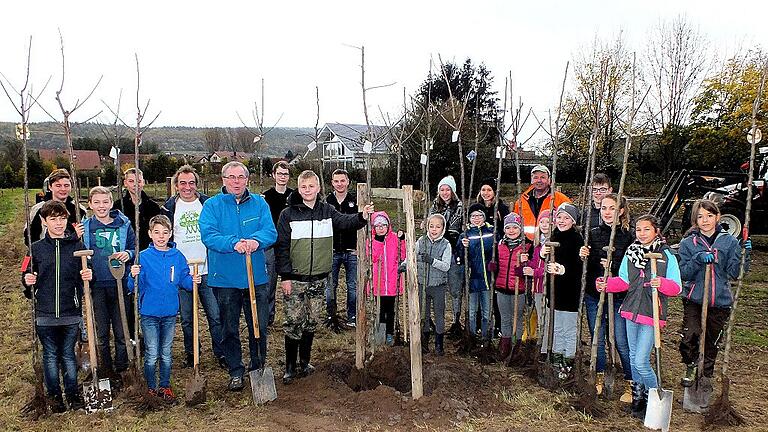 Um einen Beitrag zum Klimaschutz zu leisten, pflanzten die Ministranten der Pfarrgemeinde Sand auf einem Grundstück der Gemeinde kürzlich 20 Obstbäume. Unterstützt wurde die Aktion im Rahmen von &bdquo;Plant for the Planet&ldquo; von Günter Lieberth vom UBiZ sowie von Bürgermeister Bernhard Ruß (6. und 7. von links) sowie Herbert Reuß vom Bauhof der Gemeinde (rechts hinten).