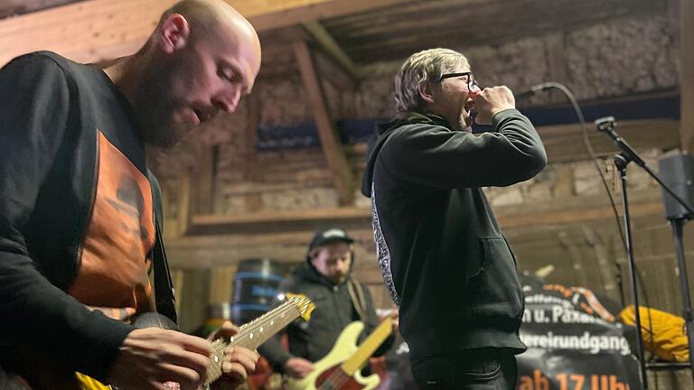 Begleitend zum Brauvorgang gab Malm in den Pax-Bräu-Hallen ein kleines Konzert.