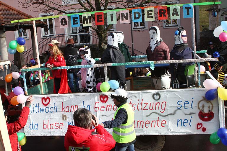 Die 'Neubrunner Dorfmusikanten' führten den Gemeinderat auf ihrem Wagen mit.