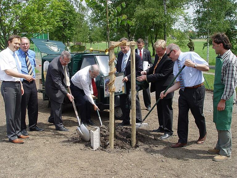 Zur Erinnerung an die Eröffnung 2005 wurde ein Baum gepflanzt (von links): Der damalige Landtagsabgeordnete Bernd Weiß, Bundestagsabgeordneter Eduard Lindner, Bürgermeister Clemens Behr und Regierungspräsident Paul Beinhofer. Kurdirektor Werner Angermüller übernahm das Gießen und Landrat Thomas Habermann die Restarbeiten.