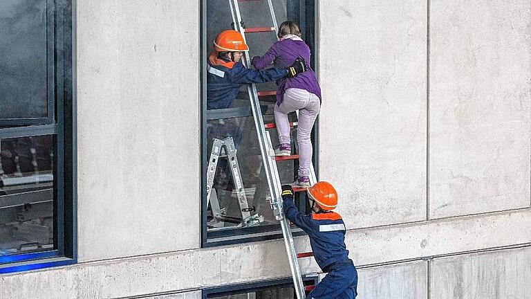 Es brennt! Rettungsübung in der neuen Feuerwehrhalle in Würzburg.