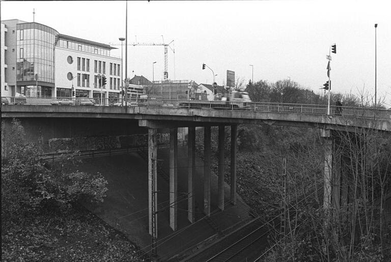 Die Siligmüllerbrücke 1996. Nur noch Baufahrzeuge durften auf ihr fahren. Die Siligmüllerbrücke 1996. Nur noch Baufahrzeuge durften auf ihr fahren.