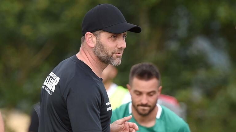 Trainer Mario Schindler testete mit dem TSV Großbardorf in der Wintervorbereitung gegen seinen vorherigen Klub TSV Ettleben aus der Bezirksliga Ost. Trainer Mario Schindler testete mit dem TSV Großbardorf in der Wintervorbereitung gegen seinen vorherigen Klub TSV Ettleben aus der Bezirksliga Ost.