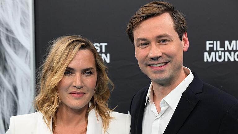 Britische Schauspielerin Kate Winslet beim Filmfest München - David Kross und Kate Winslet kennen sich vom Film „Der Vorleser”. Nun durfte er die Laudatio auf sie halten. Britische Schauspielerin Kate Winslet beim Filmfest München - David Kross und Kate Winslet kennen sich vom Film „Der Vorleser”. Nun durfte er die Laudatio auf sie halten.