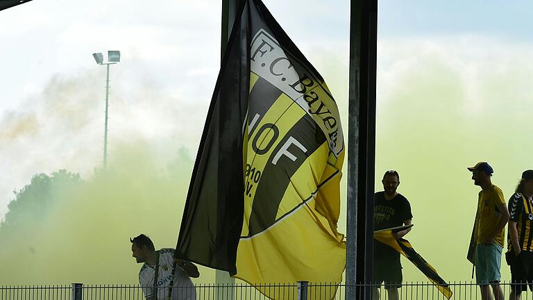 Nicht gelbe, sondern dunkle Wolken hängen über dem Fußball-Bayernligisten SpVgg Bayern Hof. Der Spielbetriebs GmbH droht aufgrund wirtschaftlicher Schwierigkeiten die Insolvenz. Das Bild entstand beim Relegationsspiel zwischen dem TSV Großbardorf und der SpVgg Bayern Hof im Juni 2023.