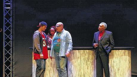 Szenenbild: Gerhard Haase-Hindenberg (mitte) mit Karsten Kenzel, Dominique Siassia und Ron Williams (rechts) in der Harry Belafonte Story.
