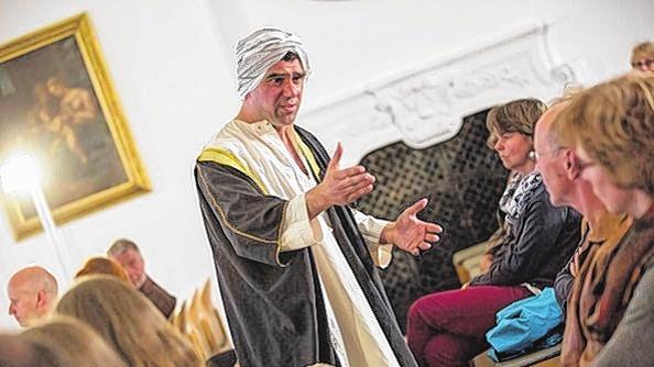 Top-Theater: Multitalent Mathias Kopetzki als illegaler Rosenverkäufer aus dem Irak im sozialkritischen Stück „Dreck“. Top-Theater: Multitalent Mathias Kopetzki als illegaler Rosenverkäufer aus dem Irak im sozialkritischen Stück „Dreck“.