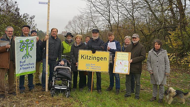 Geballter Widerstand gegen das Hotel auf Stelzen am Main in Volkach: Der Bund Naturschutz formiert sich. Willi Freibott, Vorsitzender der Ortsgruppe, zeigt mit Hilfe von Dachlatten, wie hoch etwa die Unterkante des Hotels sein soll.