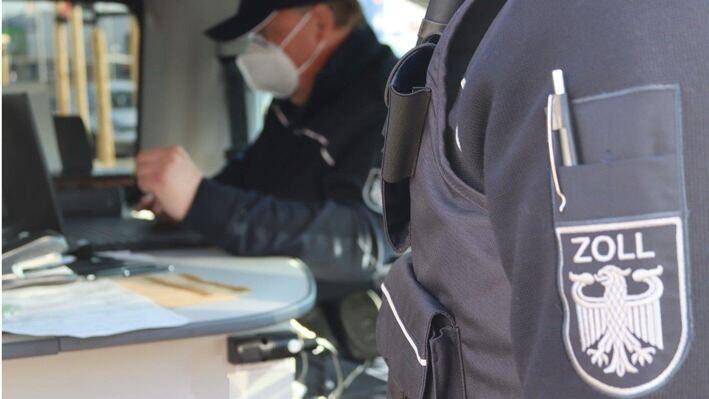 200 Mitarbeiter hat die Finanzkontrolle Schwarzarbeit des Hauptzollamtes in Schweinfurt. Sie führten 1200 Prüfungen im Raum Ober- und Unterfranken durch. 200 Mitarbeiter hat die Finanzkontrolle Schwarzarbeit des Hauptzollamtes in Schweinfurt. Sie führten 1200 Prüfungen im Raum Ober- und Unterfranken durch.