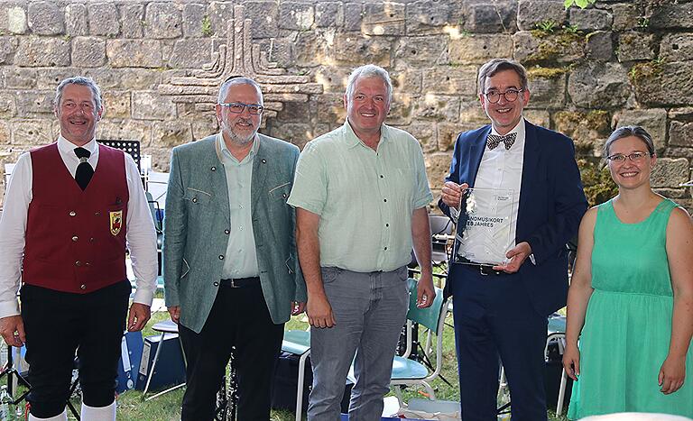 Bürgermeister Jürgen Hennemann (Mitte) erhält aus Händen von Dr. Tillmann Schlömp (2. v. rechts), die Plakette Landmusikort 2022. Weiter auf dem Foto (von links): Günter Rüpplein, 2. Vors. Blasorchester Ebern, Dr. Helmut Kaltenhauser und rechts, Ramona Spindler, Leiterin der Musikschule Ebern Bürgermeister Jürgen Hennemann (Mitte) erhält aus Händen von Dr. Tillmann Schlömp (2. v. rechts), die Plakette Landmusikort 2022. Weiter auf dem Foto (von links): Günter Rüpplein, 2. Vors. Blasorchester Ebern, Dr. Helmut Kaltenhauser und rechts, Ramona Spindler, Leiterin der Musikschule Ebern