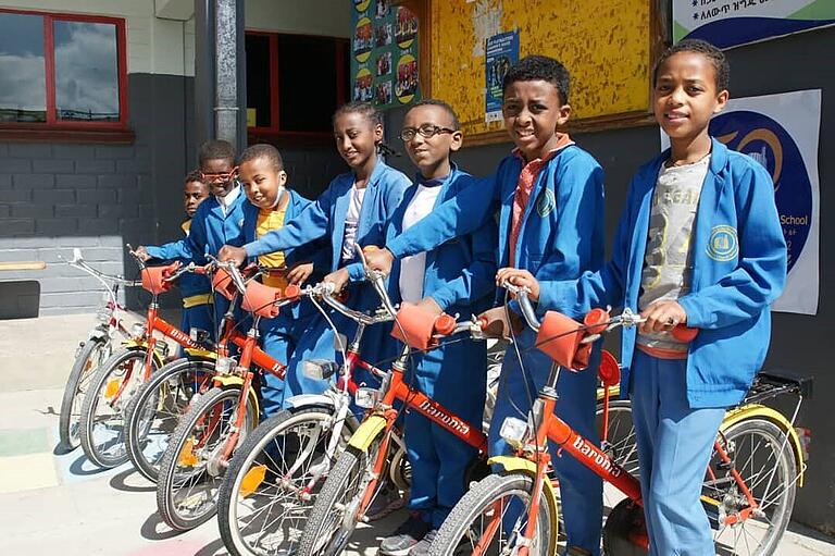 Schüler der 'German Church School' auf den Grettstadter Fahrrädern, die über ein Jahr lang per Lkw und Containerschiff unterwegs waren, bis sie in der äthiopischen Hauptstadt Addis Abeba angekommen sind. Schüler der 'German Church School' auf den Grettstadter Fahrrädern, die über ein Jahr lang per Lkw und Containerschiff unterwegs waren, bis sie in der äthiopischen Hauptstadt Addis Abeba angekommen sind.