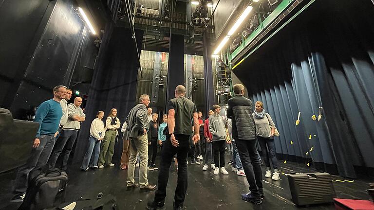 Das Jugendblasorchester Thüngersheim bei seinem Blick hinter die Kulissen im Theater der Musikhochschule Würzburg.