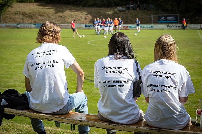 'Du bist für immer in unseren Herzen, wir sind eine Familie' steht auf den T-Shirts, die Spieler und Freunde in Gedenken an den 14-Jährigen trugen.