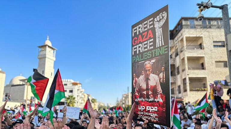 Nahostkonflikt - Pro-Palästina Demonstration Jordanien.jpeg       -  Tausende Menschen gehen in Jordanien, dessen Führung als pro-westlich gilt, auf die Straße, um gegen die israelische Reaktion auf die Terroranschläge der Hamas zu protestieren.