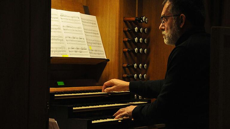 Das Bild zeigt Regionalkantor Michael Müller, der beim Konzert in der Martinskirche die Orgel jubeln ließ.