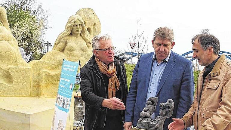 Vom Entwurf zum endgültigen Werk: Der künstlerische Leiter des Bildhauersymposiums &bdquo;Flussgesichter&ldquo;, Albrecht Volk (von links), MdB Andreas Schwarz und der Untersteinbacher Bildhauer Manfred Reinhart, der die Skulptur &bdquo;Fließende Begegnung&ldquo; geschaffen hat, diskutieren vor dem Bronzemodell des Monuments.