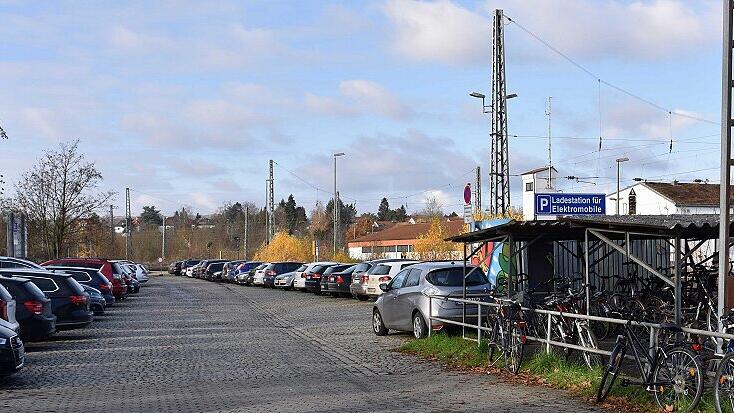 Der Parkplatz westlich des Bahnhofs soll vollkommen neu gestaltet werden.