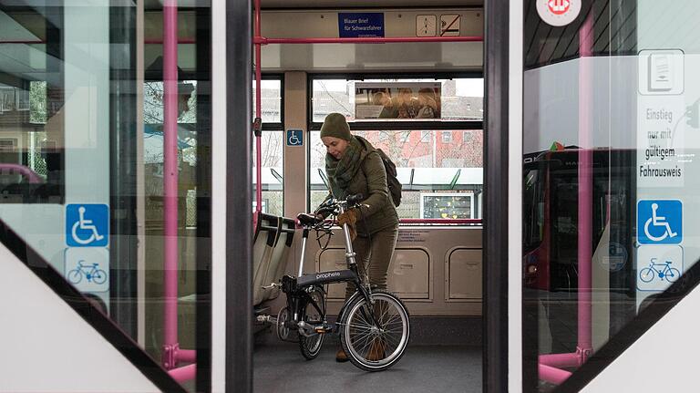 Dagmar Dewald hat eine Monatskarte für die Würzburger Straßenbahn. Das Klapprad fährt kostenlos mit.