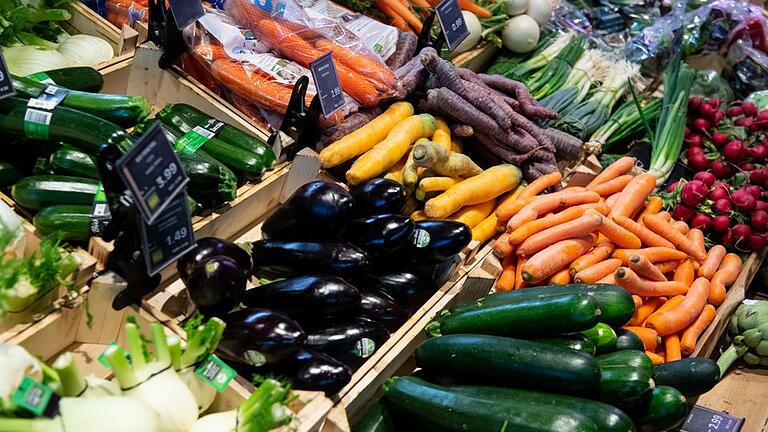 Bio-Gemüse       -  Bio-Gemüse in einem Supermarktregal. Das Thema Nachhaltigkeit wird beim Einkauf immer wichtiger.