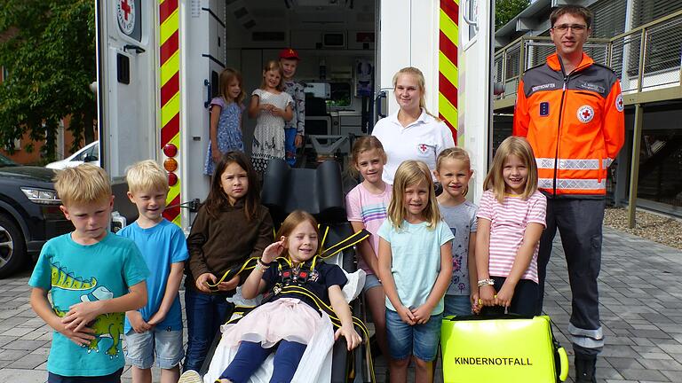 Riesen Freude herrschte bei den Vorschulkindern des Kindergarten Dettelbach, als sie sich einen echten Rettungswagen des BRK  Kitzingen ansehen durften. Hinten rechts die Besatzung mit Tanja Küberich und Alexander Kortus.