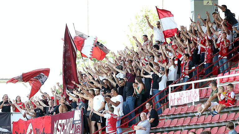 Über 2000 Menschen sahen das erste Saison-Heimspiel der Würzburger Kickers gegen die SpVgg Hankofen-Hailing am Freitagabend.