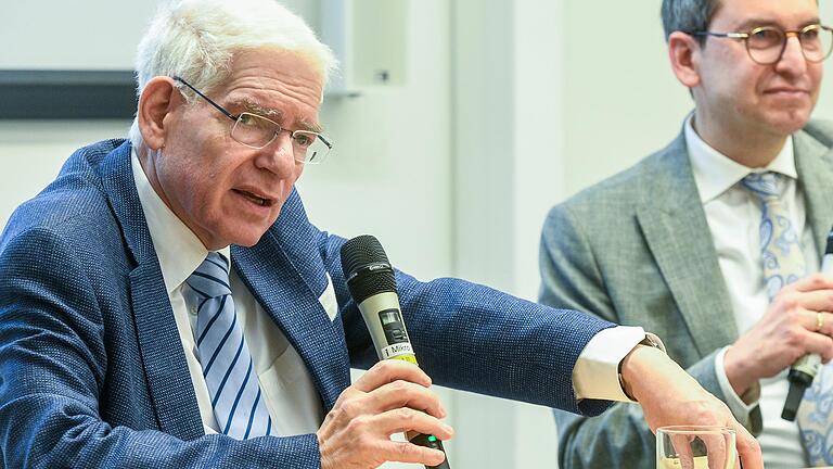 Engagierter Streiter: Josef Schuster, der Präsident des Zentralrats der Juden in Deutschland, diskutierte an der Universität Würzburg. Rechts im Bild ist Gastgeber Professor Peter Hoeres. Engagierter Streiter: Josef Schuster, der Präsident des Zentralrats der Juden in Deutschland, diskutierte an der Universität Würzburg. Rechts im Bild ist Gastgeber Professor Peter Hoeres.