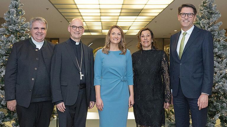 Vereint für die Krebsforschung und die Unterstützung von Patienten und Angehörigen: (von links) Caritas-Diözesanvorsitzender Clemens Bieber, Bischof Franz Jung, Gesundheitsministerin Judith Gerlach, Gaby Nelkenstock ('Forschung hilft') und Tim von Oertzen, Ärztlicher Direktor der Uniklinik. Vereint für die Krebsforschung und die Unterstützung von Patienten und Angehörigen: (von links) Caritas-Diözesanvorsitzender Clemens Bieber, Bischof Franz Jung, Gesundheitsministerin Judith Gerlach, Gaby Nelkenstock ('Forschung hilft') und Tim von Oertzen, Ärztlicher Direktor der Uniklinik.