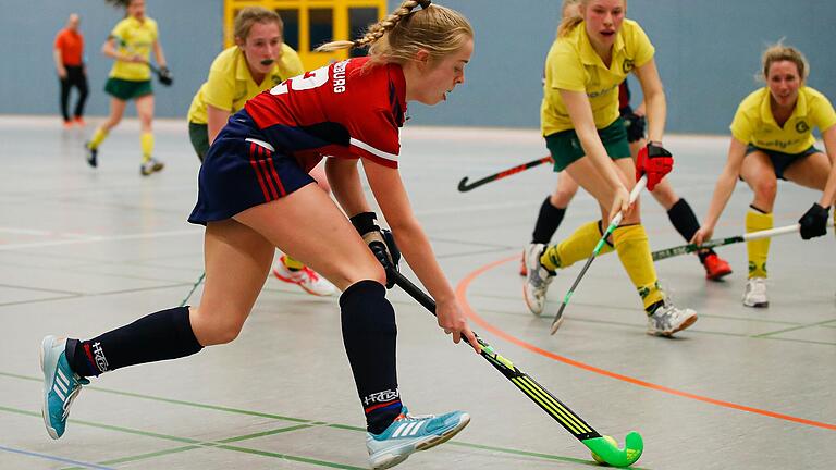 Carlotta Hackbarth (vorne) vom HTC Würzburg greift an: Die HTCW-Frauen haben sich in der Aufstiegsrelegation der Verbandsliga-Zweiten gegen den TSV Grünwald durchgesetzt und hoffen nun darauf, dass ein zusätzlicher Platz in der bayerischen Oberliga frei wird.