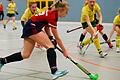 Carlotta Hackbarth (vorne) vom HTC Würzburg greift an: Die HTCW-Frauen haben sich in der Aufstiegsrelegation der Verbandsliga-Zweiten gegen den TSV Grünwald durchgesetzt und hoffen nun darauf, dass ein zusätzlicher Platz in der bayerischen Oberliga frei wird.