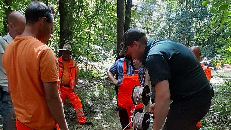 Bei einem Ausbruch von Afrikanischer Schweinepest sollen Wildschweine durch den Bau von Zäunen daran gehindert werden, in andere Gebiete abzuwandern und dadurch die Seuche weiter zu verschleppen. Bei einer Übung wurde nun der Zaunbau erprobt.