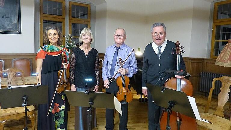 Das K.u.K. Klavierquartett Bad Königshofen gastiert im Rathaussaal der Stadt ( von links):&nbsp; Susanne Aengeneyndt ( Violine), Jutta Müller Vornehm ( Klavier), Wolfram Schmidt, Viola) und Werner Jaksch (Cello).