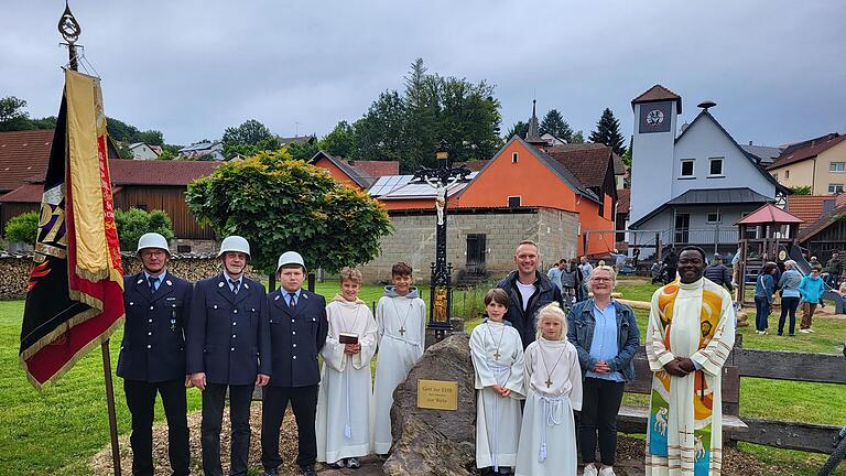 Von links: Vertreter der FFW Hassenbach, Messdiener, Bürgermeister Mario Götz. Silvia Metz (Pfarrgemeinderat) und Pfarrer Blaise Okpanachi - Von links: Vertreter der FFW Hassenbach, Messdiener, Bürgermeister Mario Götz. Silvia Metz (Pfarrgemeinderat) und Pfarrer Blaise Okpanachi Von links: Vertreter der FFW Hassenbach, Messdiener, Bürgermeister Mario Götz. Silvia Metz (Pfarrgemeinderat) und Pfarrer Blaise Okpanachi - Von links: Vertreter der FFW Hassenbach, Messdiener, Bürgermeister Mario Götz. Silvia Metz (Pfarrgemeinderat) und Pfarrer Blaise Okpanachi