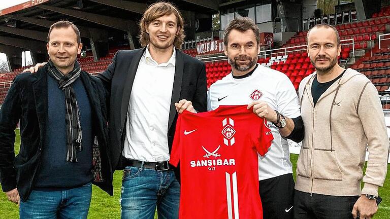 Vorstellung am Dallenberg: Der neue Vorstandsvorsitzende der Kickers AG, Daniel Sauer (Zweiter von links), umringt von seinem Vorgänger und zukünftigen Stellvertreter Manuel Innig (links), dem Kickers-Aufsichtsratsvorsitzenden Thorsten Fischer (rechts) und Trainer Bernd Hollerbach. Vorstellung am Dallenberg: Der neue Vorstandsvorsitzende der Kickers AG, Daniel Sauer (Zweiter von links), umringt von seinem Vorgänger und zukünftigen Stellvertreter Manuel Innig (links), dem Kickers-Aufsichtsratsvorsitzenden Thorsten Fischer (rechts) und Trainer Bernd Hollerbach.