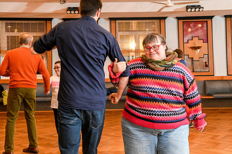 Eva und ihr Tanzpartner freuen sich beim Tanzen. Eva und ihr Tanzpartner freuen sich beim Tanzen. 