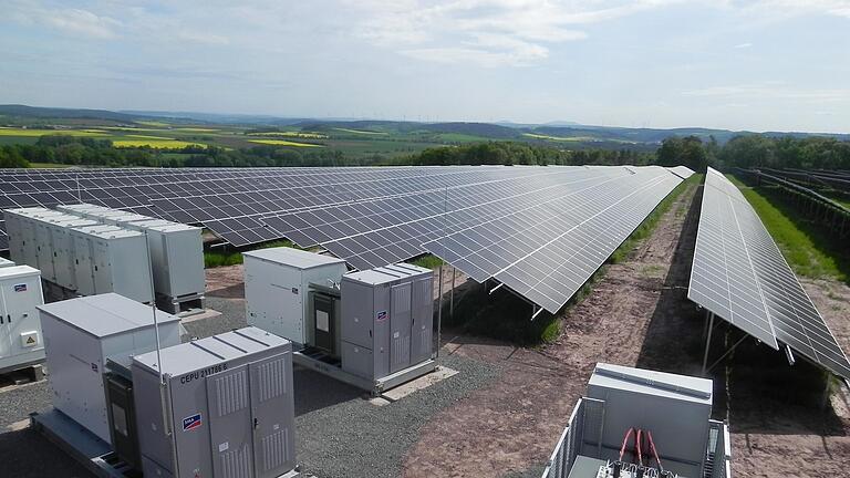 Der Solarpark von oben. Im Vordergrund der Speicher und die Schaltschränke als Neuerung bei der Photovoltaikanlage. Der Solarpark von oben. Im Vordergrund der Speicher und die Schaltschränke als Neuerung bei der Photovoltaikanlage.