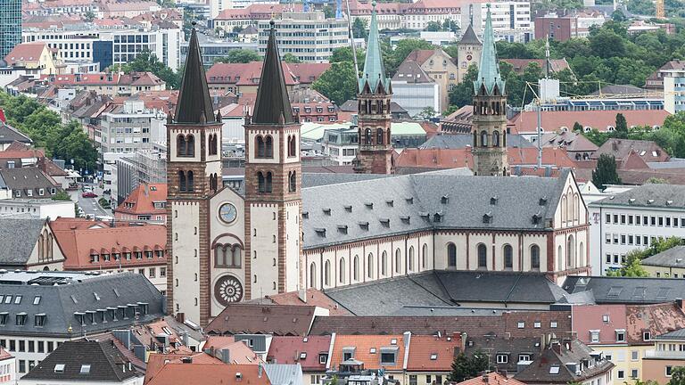 Der Würzburger Dom: Das Bistum hat am Mittwoch die Zahlen der Bilanz 2022 vorgelegt - und blickt auf den Haushalt für 2024.