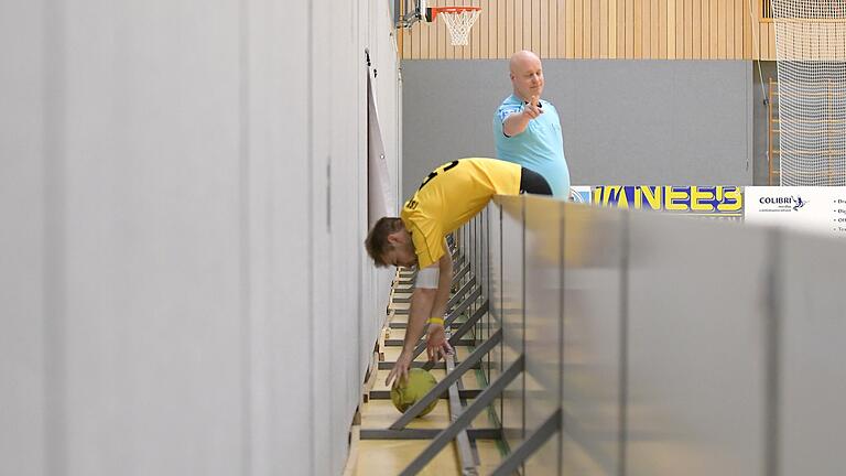 Turnierserie des FC Hammelburg - Für seine Ähnlichkeit mit Dart-Profi Michael van Gerwen wurde Schiedsrichter Markus Wallrapp von den Fans gefeiert. Turnierserie des FC Hammelburg - Für seine Ähnlichkeit mit Dart-Profi Michael van Gerwen wurde Schiedsrichter Markus Wallrapp von den Fans gefeiert.