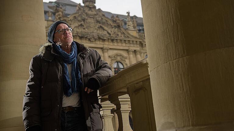 Autor Roman Rausch       -  Der Autor Roman Rausch vor dem Portal der Residenz: Gerade ist sein neuer Krimi &bdquo;Tiepolos Geheimnis&rdquo; auf dem Markt erschienen, geschrieben unter Pseudonym.