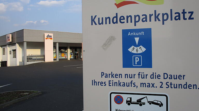 Der Parkplatz vor dem dm-Markt.