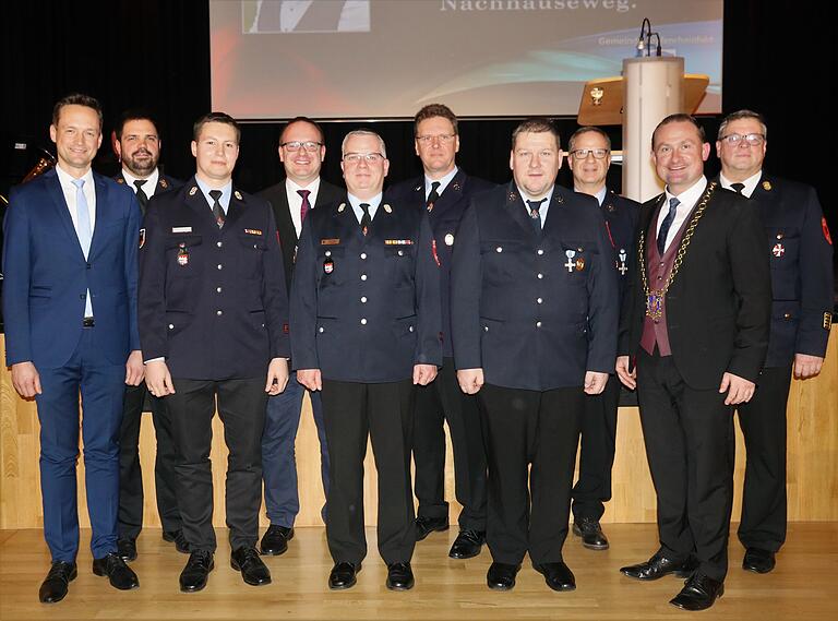 Schöne Tradition beim gemeindlichen Neujahrsempfang: Die Ehrung langjähriger aktiver Feuerwehrmänner (von links): Landrat Florian Töpper, Kreisbrandinspektor Johannes Grebner, Kreisbrandmeister Matthias Hübner, Stefan Pabst, Grafenrheinfelds Kommandant Sven Schreiner, Harry Ebner, Ralph Ott, FFW-Vorsitzender Markus Weidinger, Bürgermeister Christian Keller und Kreisbrandrat Holger Strunk. Schöne Tradition beim gemeindlichen Neujahrsempfang: Die Ehrung langjähriger aktiver Feuerwehrmänner (von links): Landrat Florian Töpper, Kreisbrandinspektor Johannes Grebner, Kreisbrandmeister Matthias Hübner, Stefan Pabst, Grafenrheinfelds Kommandant Sven Schreiner, Harry Ebner, Ralph Ott, FFW-Vorsitzender Markus Weidinger, Bürgermeister Christian Keller und Kreisbrandrat Holger Strunk.